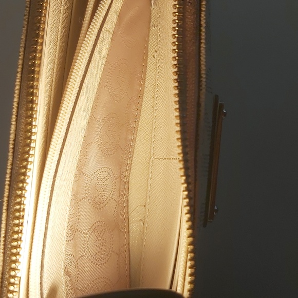 MICHAEL KORS WALLET - Picture 8 of 12